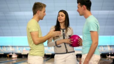 üç öğrenci play bowling, kız iyi atış yapar