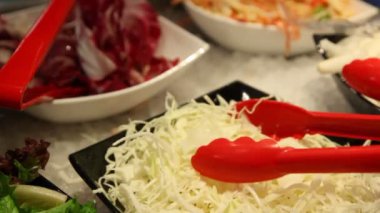 Kırmızı kerpeten al bölümünü lahana salatası çubuğundan kapat