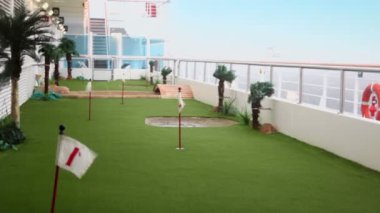 dalgalı denizde yüzen gemi güvertesinde mini golf alanı