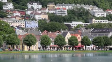 Ön plan gölde ile dağ altında şehirdeki sokak trafik