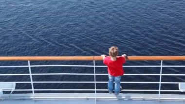 Gemi güvertesinde öğleden sonra ayakta su çocuk bakar