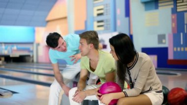 İki genç kız arkadaşları oturup bowling kulüpte konuşmak