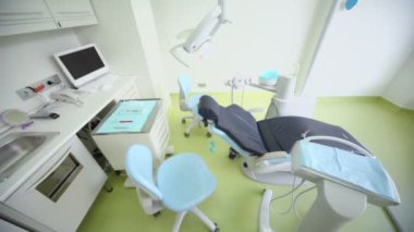 sandalye ve diğer cihazlar üzerinde tv ile Diş ameliyatı ayarla