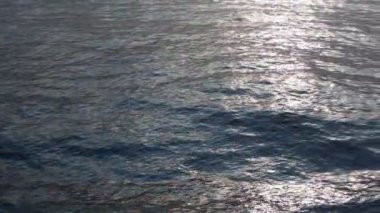 Deniz dalgaları ışık yansımaları ile kitle üzerinde hareket