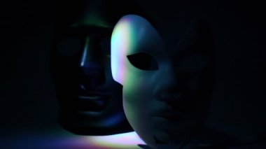 Çift Tiyatro maskeleri siyah ve beyaz renk ışık yaktı