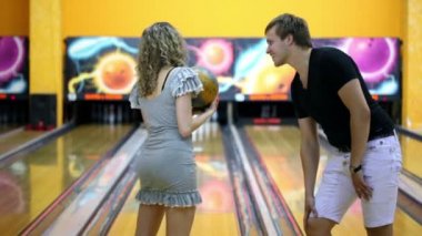 kız çocuk çok mutlu atlar skittles, yenmek için bowling topu atıyor