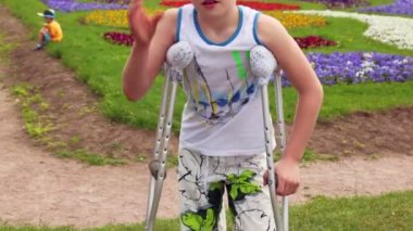 Çocuk stand koltuk değneği ile parmak yaralı bacağı kırıldı