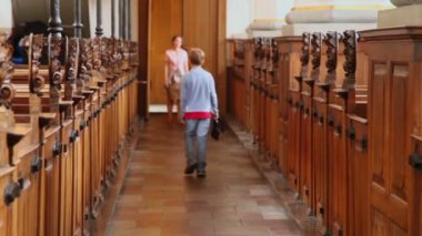 Kilise ve anne bekleyin çocuk yürüme