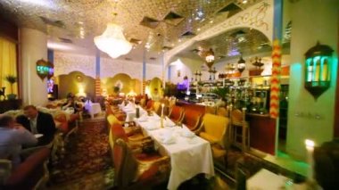 Ziyaretçiler'Doğu tarzda verilen Restoran salonunda oturup