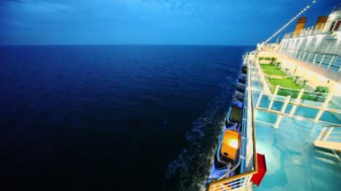 denizde yüzen gemi güverte ve kurtarma tekneleri-board