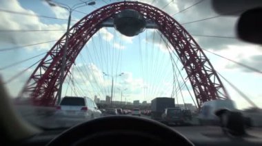 gün trafik ile restoran inşaat üstünde köprü