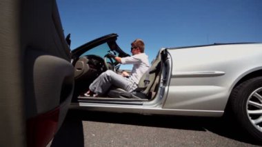 Oğlan ve kız arkadaşı cabriolet güneşli gün gitmek