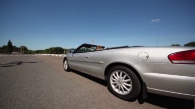 Genç çift cabriolet yoldan güneşli bir yaz günü binmek