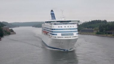 yolcular cruiser float stockholm yakınındaki kıyı şeridi arasında