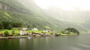 Dağları şelaleler ve berzahlar bankaların küçük evler