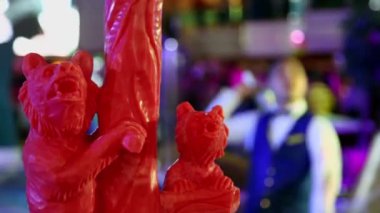 barmen heykelciği iki ayı juggles şişelerde değil odak tarafından