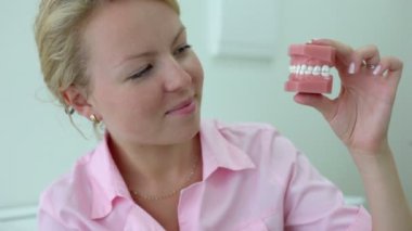 diş hekimi diş fırçası ve gülümseme, closeup görünümü ile çene tutar