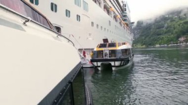 Göl kenarında büyük yolcu gemisi uzak float