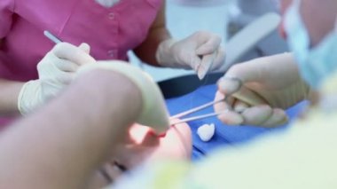 Doktor iğne kelepçe kız ağzına yara sew için ayarlar