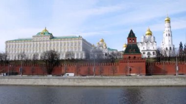 kremlin Karbysheva dolgu üzerinde önünde araba gitmek