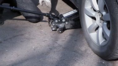 adam kaldırma jack kolu ve Çekiciler Araba, closeup görünümü taşır
