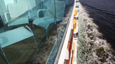 Balkon ve kurtarma teknelerin gemide gemi, mobilya