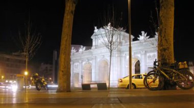 insanlar yakın puerta de alcala kaldırımda yürümek