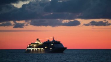 güneş doğarken cruise gemi denizde yüzen aydınlatma ile