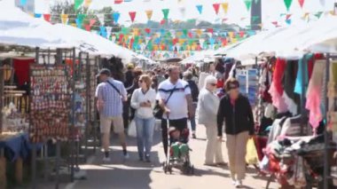 insanların giyim ve Hediyelik eşya satışı nerede Pazar devam