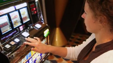 kadın slot makinesidir düğmeler tuşuna bastığında, kaybeder ve yakın up frowns