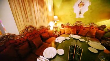 Tablo üç kanepe yastık Doğu tarzı ile vardır