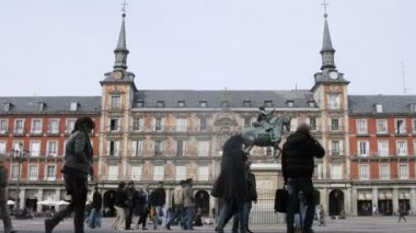 turistler Kral heykeli philippe III yürümek.