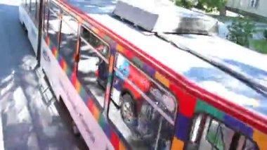 tramvay durağı ve şehir sokakları kişi ile devam