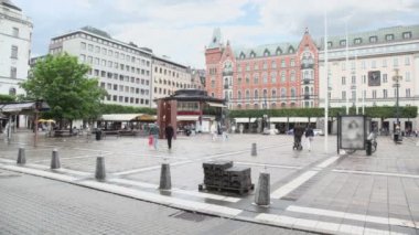 yağmurlu bir gün Stockholm'deki norrmalmstorg Meydanı'ndaki vatandaşlar yürümek