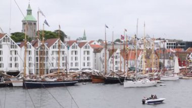 Birçok yelkenli tekne bağlama Stavanger'deki bağlantı noktası üzerinde durmak