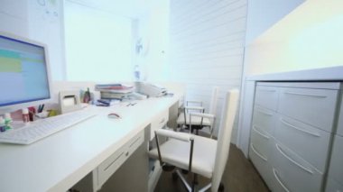bilgisayar ve diğer ekipmanlar Resepsiyon masasında