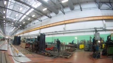 İşçiler üretim tesisi dükkanında yerlerinde onarım