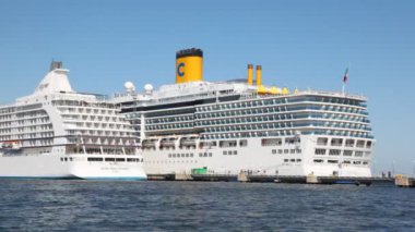 stand bağlantı noktasında iki gömlekleri costa luminosa ve yedi denizlerin voyager