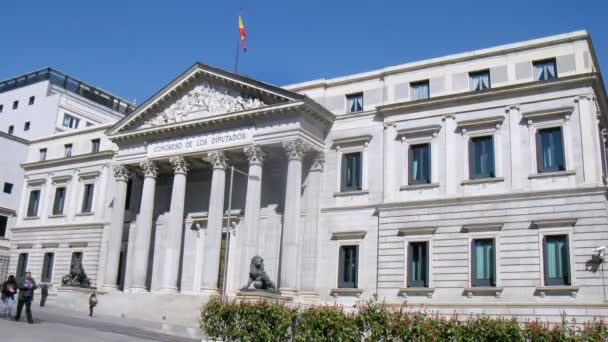 Pessoas vão perto do edifício do parlamento em Madrid — Vídeo de Stock