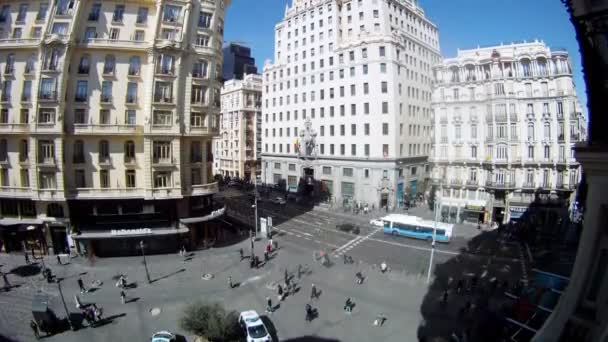 People walk on Gran Via Street and Montera Street near café — Αρχείο Βίντεο