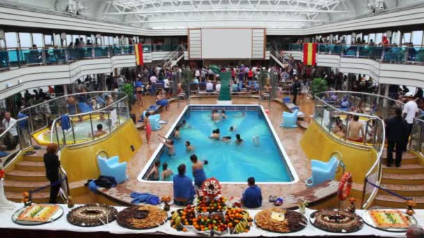 La gente ha riposo sul ponte spazioso della nave, nuotando in piscina — Video Stock