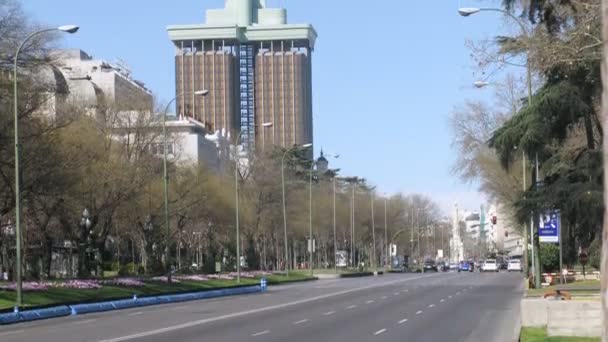 Samochody iść na autostradzie w pobliżu wieżowca przeciw błękitne niebo — Wideo stockowe