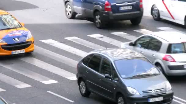 Folk krysser vei på crosswalk i Madrid om dagen – stockvideo