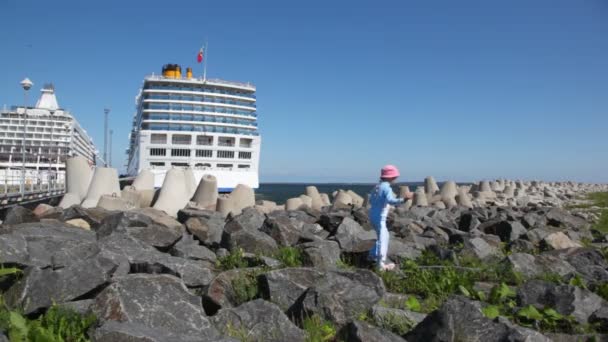 Chica salta a lo largo de la costa y los revestimientos se encuentran junto — Vídeos de Stock