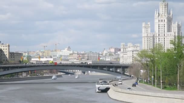 Arranha-céus de Stalin fica no Kotelnicheskaya Embankment — Vídeo de Stock