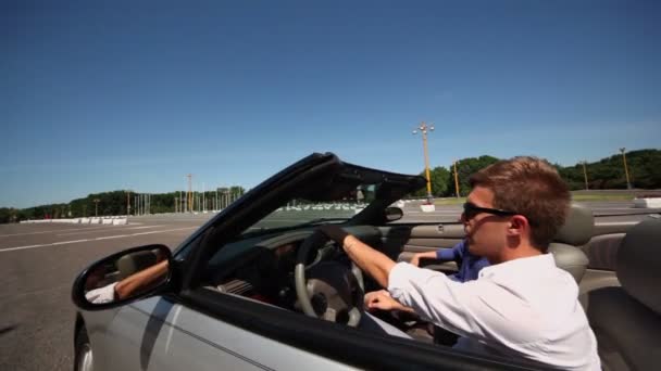 Joven pareja paseo en cabriolet por carretera en el soleado día de verano — Vídeo de stock