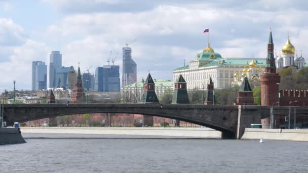 Kremlin palace står mot business center skyskrapor — Stockvideo