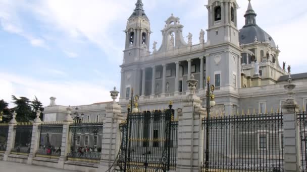 Turistas ir passear na Catedral de Almudena, lapso de tempo — Vídeo de Stock