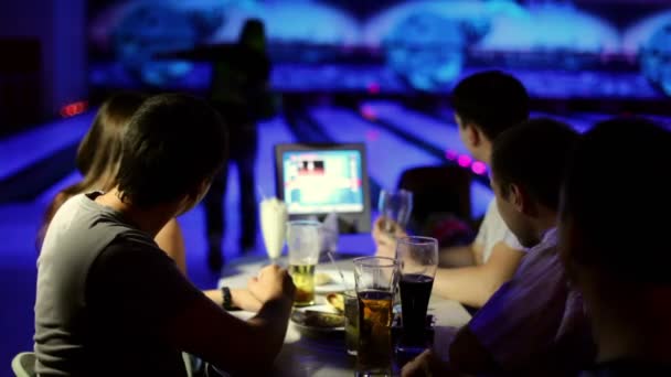 Man gör dåliga kasta i bowling spel, vänner visar tummen ner — Stockvideo