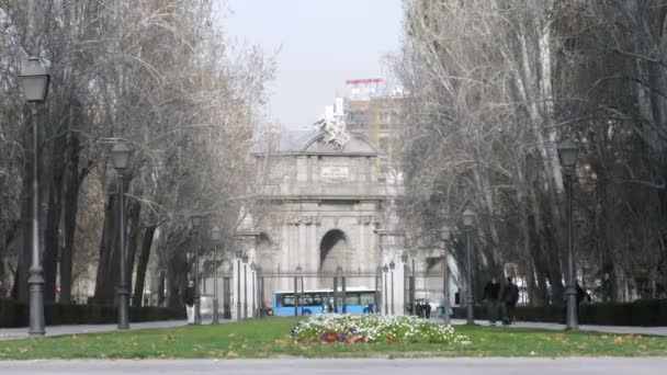 Puerta de alcala brána stojí na náměstí nezávislosti — Stock video